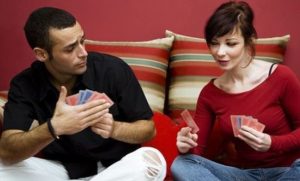 muž a žena hrajú karty