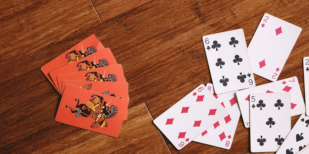 Hracie karty na stole otočené rubom aj lícom