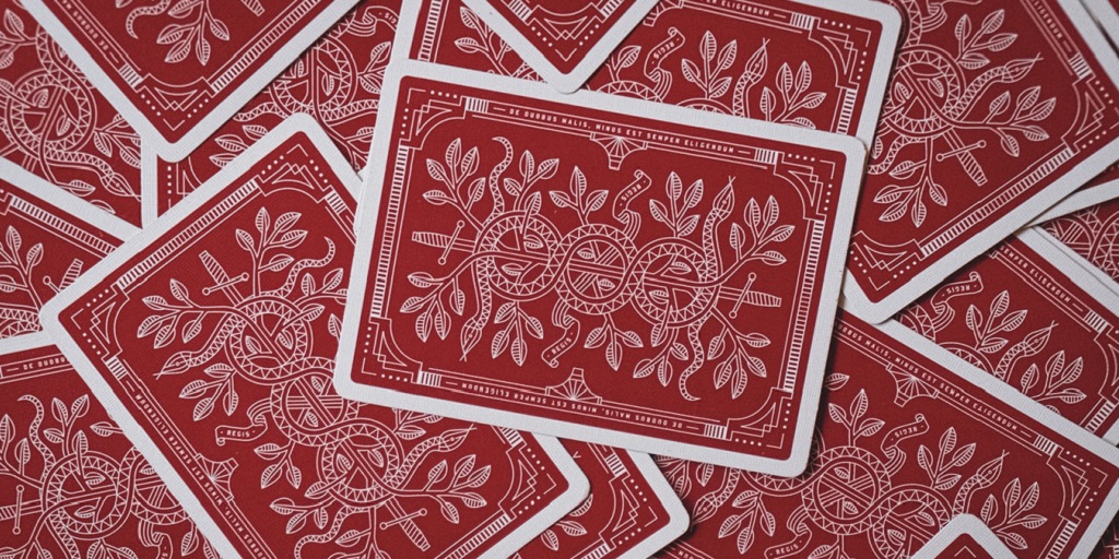 Hracie karty rubom nahor zakrývajú celú plochu.